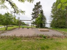 Isolla yhteisellä piha-alueella on myös leikkipaikka