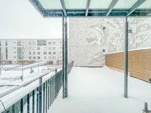 Terassi on osittain katettu, näkymä sisäpihalle.