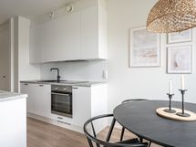 Vaaleasävyinen keittiö on varustettu laadukkain kodinkonein.