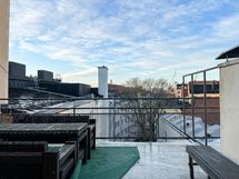 Kattoterassi tarjoaa viihtyisän ja rauhallisen oleskelupaikan osakkaille erityisesti kesäisin.