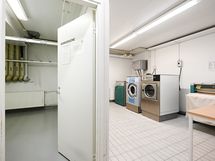 Asukkaiden käytössä on pesutupa.