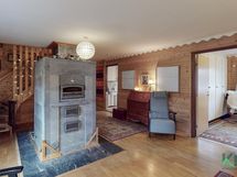 Leivinuunin vasemmalle puolelle on sijoitettu portaat yläkertaan.