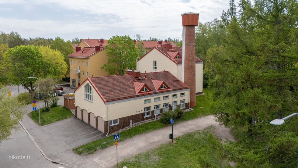 Talo sijaitsee puiston vieressä.