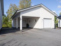Autotallikin lämpenee maalämmöllä/ Även garaget värms upp med bergvärme