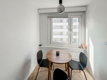 Keittiön ikkunan edustalle mahtuu ruokapöytä tuoleineen. Näkymä ikkunoista on länteen Näsilinnankadu