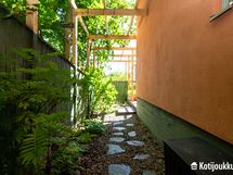 Kulku takapihan patiolle.