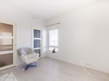 päämakuuhuone, vasemmalla kodinhoitohuone ja oikealla vaatehuone