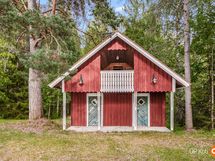 Talousrakennus jossa alhaalla autotallit