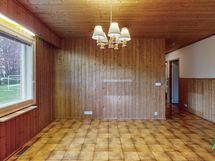 Olohuoneessa panelia