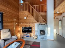 Olohuoneessa lämpöä ja tunnelmaa tuova takka