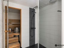 Remontoitu kylpyhuone ja sauna.