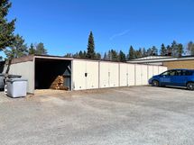 Asuntoon kuuluu peltinen autotalli/-katos, johon mahtuu pieni auto ja eteen isompi