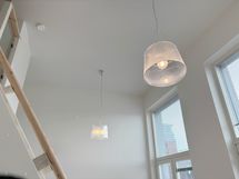 Asunnossa on valaistus valmiiksi asennettuna. Olohuoneessa on kaksi Kartellin Gé-valaisinta, joita ei valitettavasti voi vaihtaa.