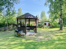 Taloyhtiössä on sauna ja taloyhtiön pihasta löytyy grillikatos,jossa voi kesäisin grillailla.