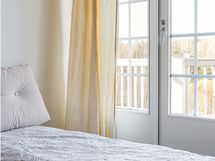 Käynti yläkerrran parvekkeelle