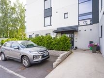 Oma autopaikka vieressä