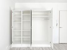 Huoneenpuolella, eteisen yhteydestä, löytyy mukavasti kaappitilaa valmiina.