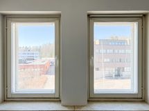 Ikkunat länteen. Asukas saa halutessaan asentaa verhotangon.