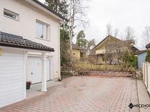 Pihalle mahtuu useampikin auto.