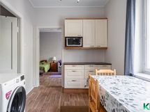 Avokeittiössä hyvin tilaa myös ruokapöydälle ja lisätilaa kaapistoissa