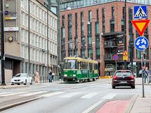 Kauppakeskus Kamppi ja metroasema reilun 5 minuutin kävelymatkan päässä.