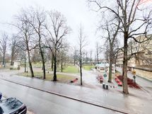 Puisto on suoraan taloa vastapäätä.