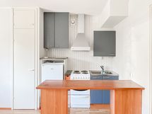 Kodin avokeittiön yhteydessä on näppärä taso, mitä voit hyödyntää ruokapöytänä.