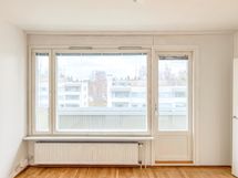Olohuone on kodin sydän, se on kivankokoinen ja tarjoaa näkymät koilliseen