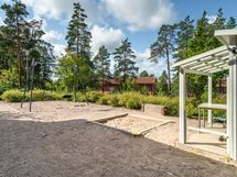 Takapihan puolella suojaisa leikkipaikka lapsille.