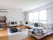 Olohuoneessa ilmalämpöpumppu