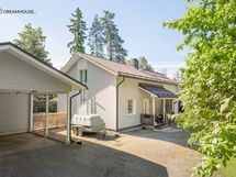 Tilava kahden auton katos ja paljon parkkitilaa pihalla