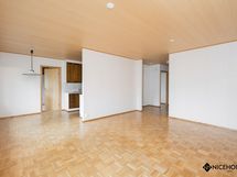 Tällä hetkellä avokeittiö ja olohuone on rajattu  seinällä, mutta tila on mahdollista avata.