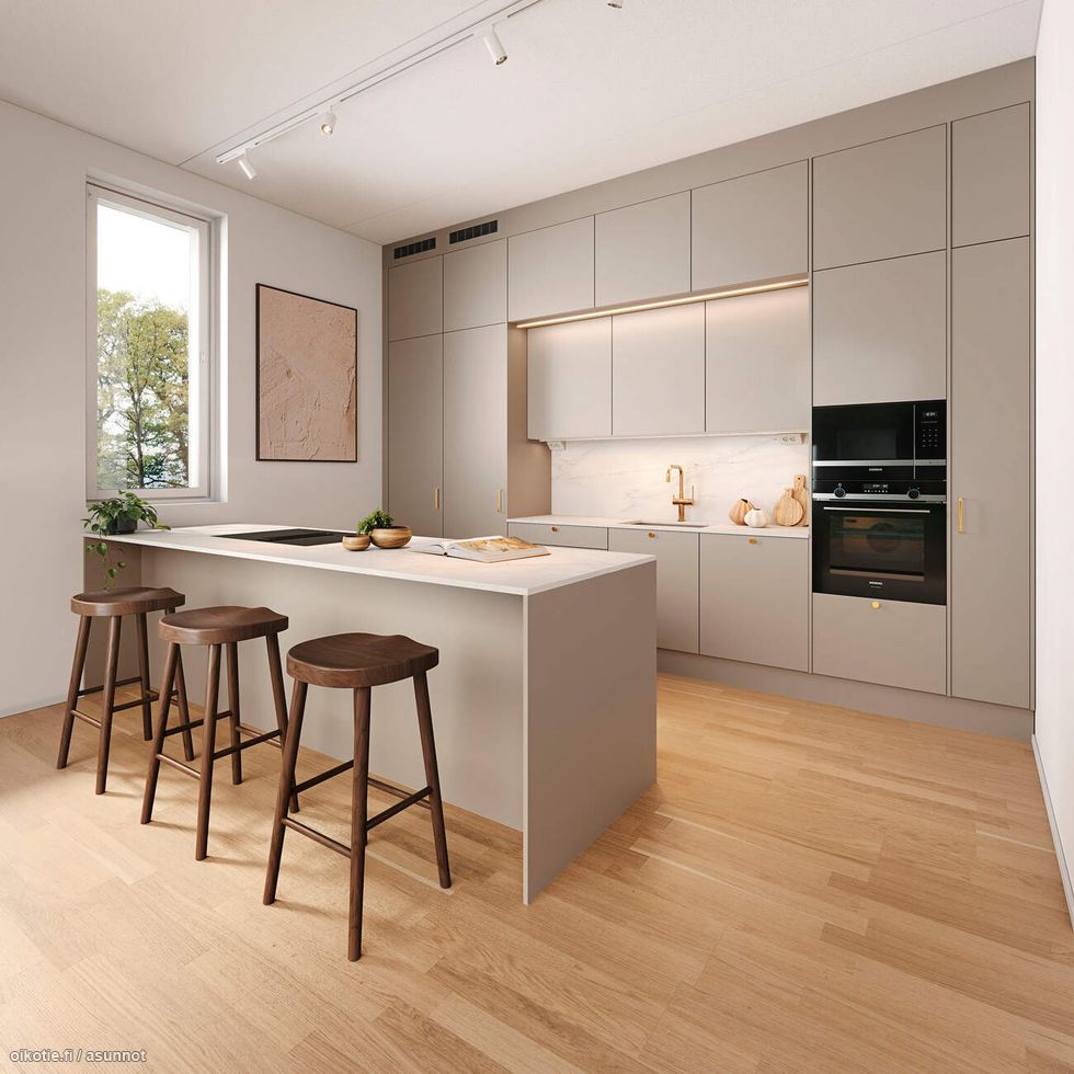 Keittiön kaapistoissa on kaunis kashmirin sävy; työtaso ja välitila ovat kvartsia. Tarkka tuotelistaus saatavilla asuntomyynnistä.