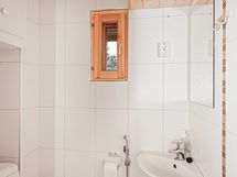 kaksi erillistä wc:tä