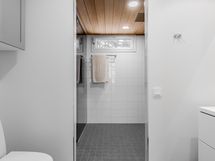 Yläkerran wc/kylpyhuone/sauna