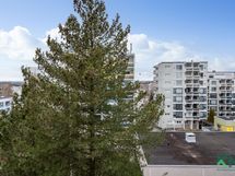 Korkean sijaintinsa vuoksi ikkunoista on mukavat näkymät yli Kivenlahden