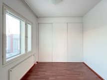 Alkoviin, jossa on liukuovien takana hyvin säilytystilaa, saa mukavasti erillisen makuutilan.