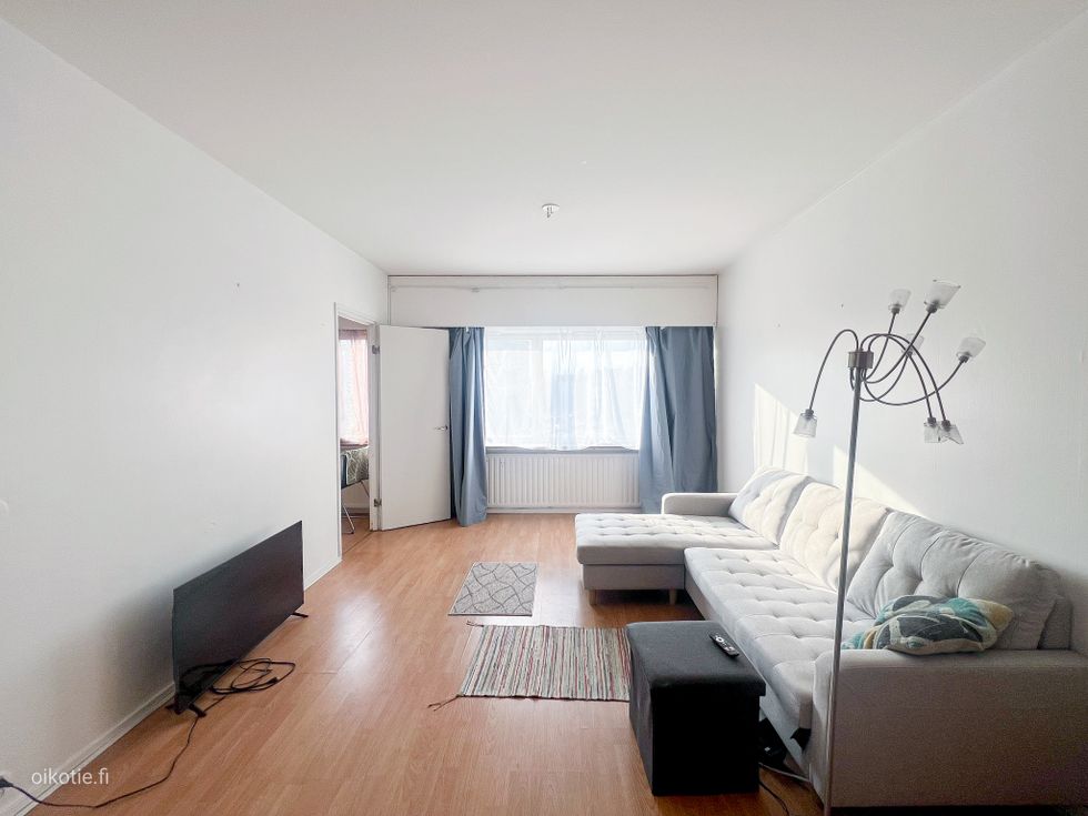 Tervetuloa 2.kerroksen kaksioon, hyvien kulkuyhteyksien äärelle. Myydään vuokrattuna.