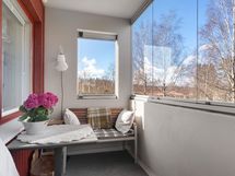 Lasitettu parveke länteen