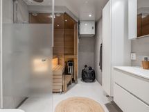 Ylellistä tunnelmaa upea  kylpyhuone omalla saunalla.