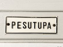 Pesutupa ja kuivaushuone kellarissa.