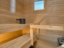 Ikkunallinen sauna.