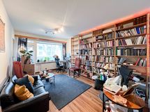 Olohuone on tilava ja ikkuna sekä parveke suuntaavat kaakkoon.