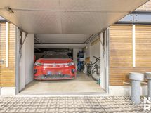 Asunnon yhteydessä myydään 25,3 m2 lämmin autotalli