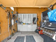 Talousrakennuksen autotalli.