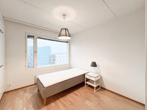 Pienempi makuuhuone.