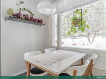 Ruokailutilasta näköyhteys sisäpihalle