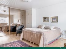 Yläkerran makuuhuone 1