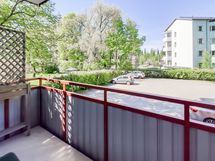 Olohuoneesta on käynti luoteen puoleiselle avoparvekkeelle.