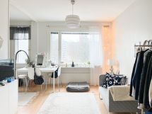 Valoisa ja tilava koti hissitalon neljännestä kerroksesta, mainiolta sijainnilta.